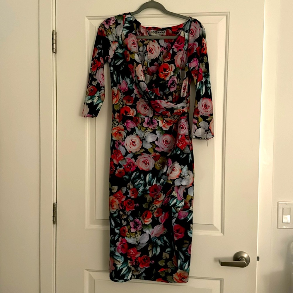 Never worn size 46 
Beautiful floral dress
Comfortable stretchy material